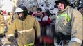 ロシア・マグニトゴルスクで、ガス爆発により崩壊した住居ビルから発見された生存者を運ぶ救助隊員ら。同国非常事態省提供（2019年1月1日撮影）。(c)HO / RUSSIAN EMERGENCY SITUATIONS MINISTRY / AFP