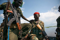 南スーダンのナイル川で船に乗るスーダン人民解放軍（SPLA、政府軍）の兵士（2016年10月16日撮影、資料写真）。(c)AFP/Charles Atiki Lomodong