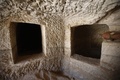 パレスチナ自治区・ヨルダン川西岸のヘブロン近郊の村で発見された墓地（2018年8月16日撮影）。(c)HAZEM BADER / AFP
