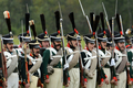 フランス皇帝ナポレオン（Napoleon）の遠征軍と帝政ロシア軍が激戦を繰り広げた1812年の「ボロジノの戦い」から今年で200年となることを記念し、モスクワ（Moscow）西方のボロジノ（Borodino）で2日、戦いを再現するイベントが行われた。

　当時の軍服や刀剣などを用いて戦いを忠実に再現したイベントには、ロシア政府が110万ドル（約8700万円）を出資。フランス側1550人、ロシア側1450人の兵士を演じる計3000人が参加。ジスカール・デスタン（Giscard d&apos;Estaing）仏元大統領と、ウラジーミル・プーチン（Vladimir Putin）露大統領も「観戦」に訪れた。これに先立ち、プーチン大統領の補佐官は「ボロジノの戦い」再現イベントを「若者の愛国教育」を広めるために活用したいと述べた。

　1812年9月7日の「ボロジノの戦い」は合戦では勝利しながら、戦争には負けた戦将の際立った例だ。

　ボロジノでは2万人のナポレオン軍が激戦の末に、兵力の多い4万5000人の露軍を破った。しかし痛手が大きかったため、ナポレオンはモスクワに進軍を開始する前に回復期間を置くことにした。この時にナポレオンはおそらく、敵方のクトゥーゾフ将軍が戦闘の翌日に一時撤退したことを知らなかったとされる。この休息の決断が、ナポレオンにとって致命的な誤算だった。

　帝政ロシア軍は兵力の半分を失っていたが、近くの村落で体制を立て直す時間ができ、戦術を練った。ナポレオン軍が入城したモスクワは、市民は脱出しもぬけの殻で、そこに焦土戦術が追い打ちをかけた。士気を失ったナポレオン軍は退却を余儀なくされた（2012年9月2日撮影）。(c)AFP/Kirill Kudryavtsev