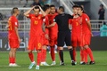 サッカーアジアカップ、グループA、中国対タジキスタン。主審に詰め寄る中国の選手（2024年1月13日撮影）。(c)KARIM JAAFAR/ AFP