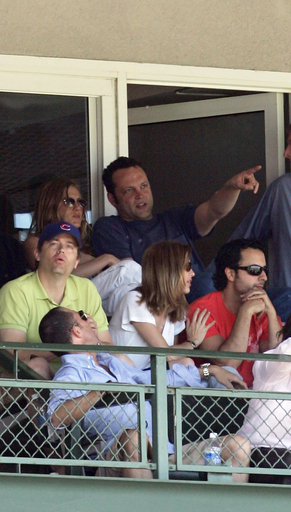 俳優のヴィンス・ヴォーンと女優のジェニファー・アニストン MLBを仲良く観戦 - 米国