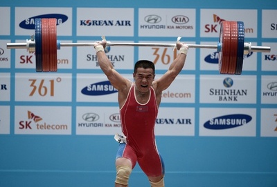 北朝鮮選手、男子重量挙げ56キロ級世界新で金 アジア大会