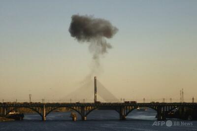 ロシア空爆による橋封鎖で交通が麻痺、市長「キーウを引き裂いている」
