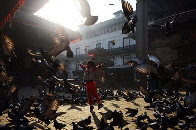 世界遺産でハトと一緒にジャンプ！ネパールの子ども