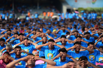 【写真特集】インドのモディ首相も参加　世界各地のヨガ