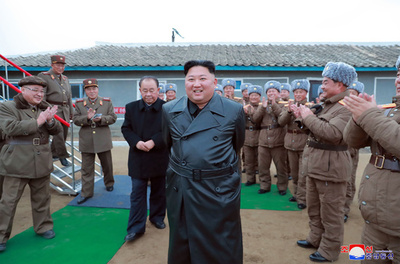 トレンチコートとロケット砲、試射視察の正恩氏「大満足」 北メディア