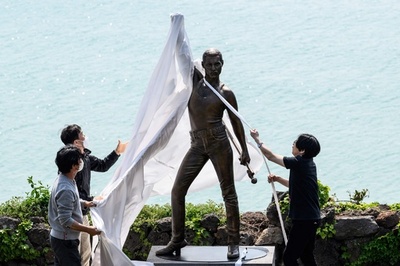 フレディ・マーキュリーさんの銅像除幕式 韓国・済州島