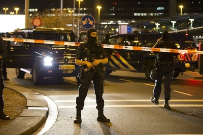アムステルダムの空港一部封鎖、男性拘束 オランダ