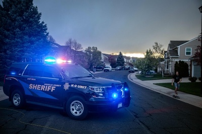 米学校の銃乱射事件、容疑者1人は少女