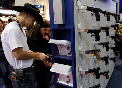 米空港で押収の銃器、過去最多に 2015年