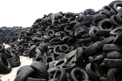 スペインの丘を黒々と覆う廃タイヤの山