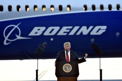 「米国製を買って、米国人雇え」トランプ氏 ボーイング工場で演説