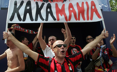 ＜サッカー 欧州チャンピオンズリーグ＞決勝を控えACミランのサポーターが現地入り