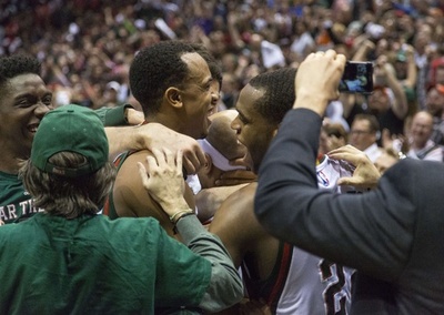 バックス、ベイレスのブザービーターでブルズのスイープを阻止