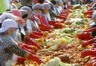 2700人でキムチ作り、ソウル