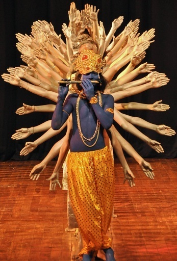 クリシュナ神現る！学生たちのパフォーマンス インド