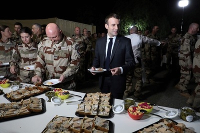 マクロン仏大統領がチャド訪問、兵士らと早めのクリスマスディナー