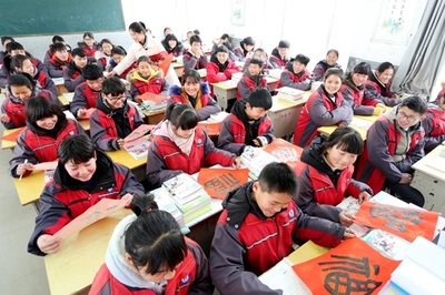 学校の「スマート」制服、便利さ以外にも注意が必要 中国の一部地方に導入