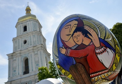 巨大なイースターエッグで復活祭のお祝い、ウクライナ