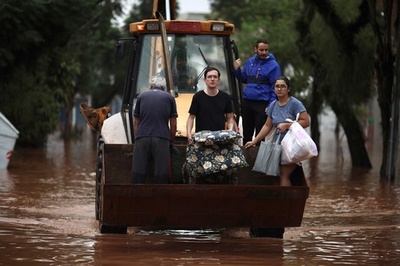 ブラジル南部洪水、7万人近く避難 57人死亡