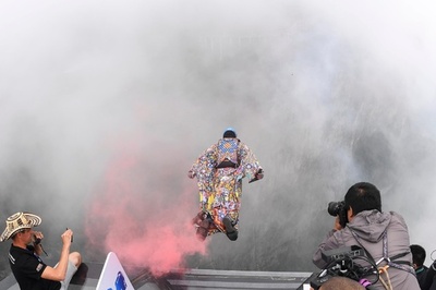 山頂からジャンプ！ 中国・張家界で「鳥人」競技