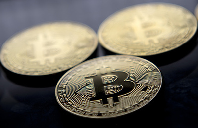 ビットコイン、初めて1万ドルの大台突破