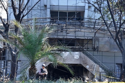 3教会への爆弾攻撃、一家6人が自爆 インドネシア