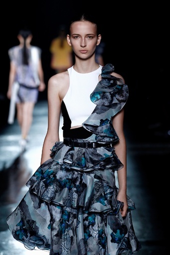 ヒマラヤへのトレッキングから着想、「プラバル・グルン」15年春夏