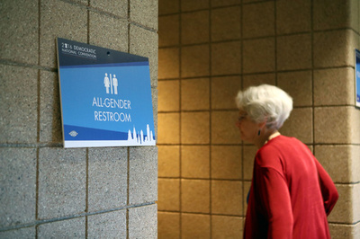 トランスジェンダーの学校トイレ利用、オバマ前政権の指針撤回 米