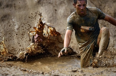 泥まみれの障害物競走開催、フランス