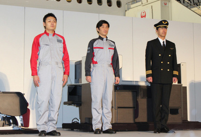 JAL新制服お披露目、デザイナーの丸山敬太が登場