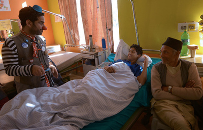 医療ピエロが説く「笑いは最良の薬」、ネパール