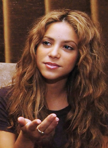 歌手シャキーラ、サイクロン「Sidr」の被災地を訪問