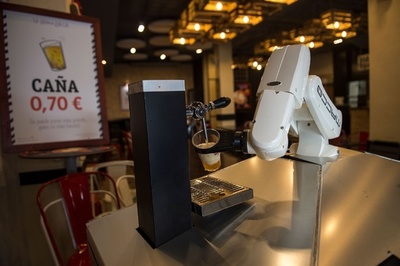 ロボット・バーテンダー、対人接触なしでビール提供 スペイン
