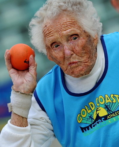 100歳のおばあちゃん、砲丸投げで金メダル