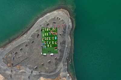 【今日の1枚】湖と山に抱かれて…小島でヨガ