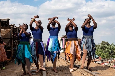 【今日の1枚】スラム街で学んだバレエ、ストリートで発表会 ケニア