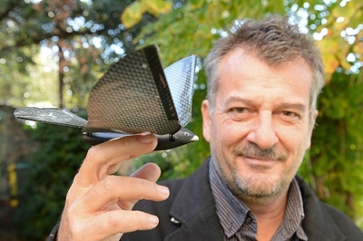 スマホで操縦「バイオニック・バード」、フランス