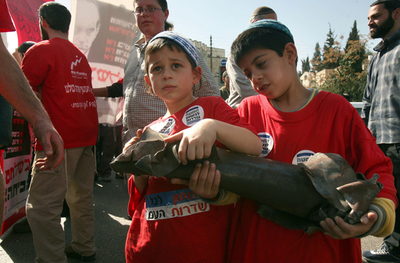 ロケット攻撃に悩むイスラエル南部住民、政府に強硬姿勢求めデモ