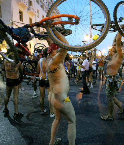「裸で自転車」環境保護イベント、ギリシャでもワイルドに開催
