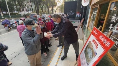 肉まん店がお年寄りと清掃作業員に4年間で肉まん61万個をプレゼント