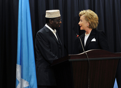 ソマリアへの「強力な支援」を約束、クリントン長官