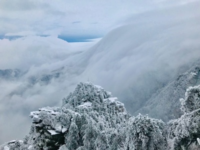 雪の廬山に雲の滝 中国