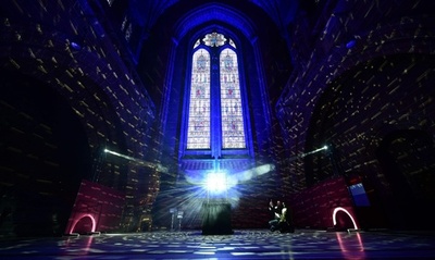 英リバプール大聖堂で光と音のインスタレーション