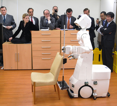 フランスのデジタル経済開発担当大臣、東京大学でロボットを視察