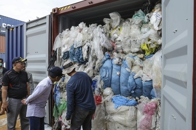 インドネシア、ごみの入ったコンテナ5個を米国へ返送