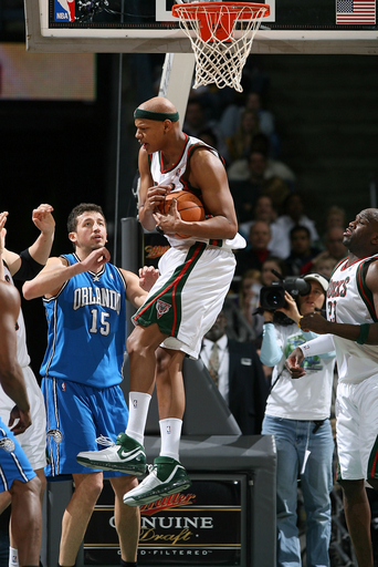 ＜06-07NBA＞バックス マジックに勝利して4連敗から脱出 - 米国
