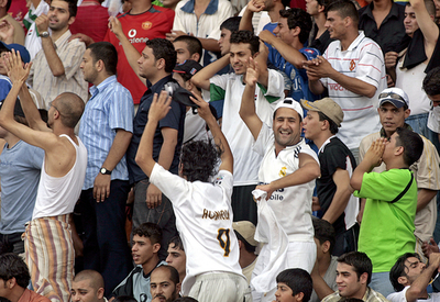 危険も顧みずサッカー観戦 - イラク