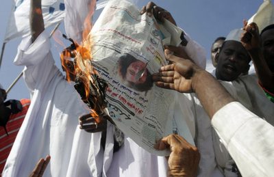 テディベアに「ムハンマド」で禁固刑の英語教師の恩赦求め英上院議員がスーダン入り